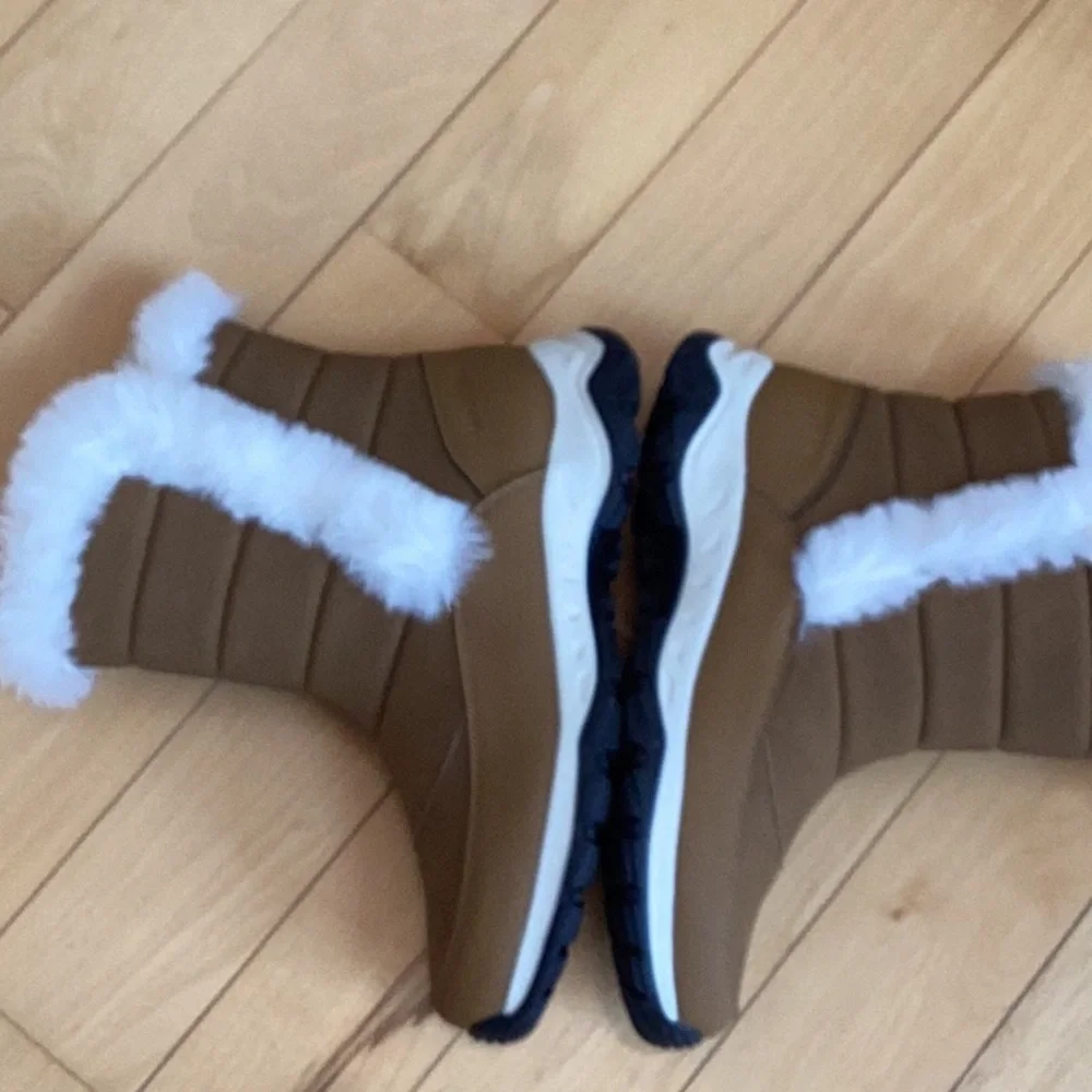 Lands End Expedition faux fur lined puffer snow boots. Women’s size 8.5